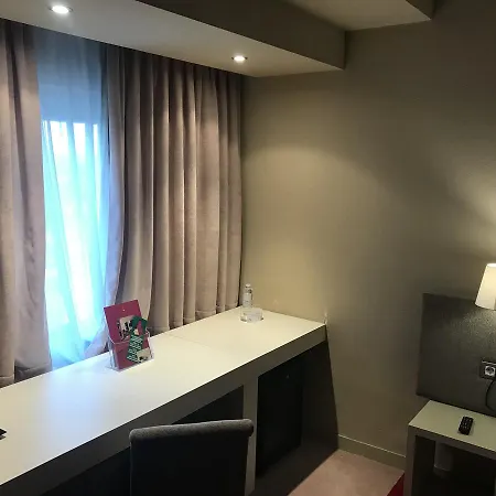 호텔 Condes De Urgel 4*